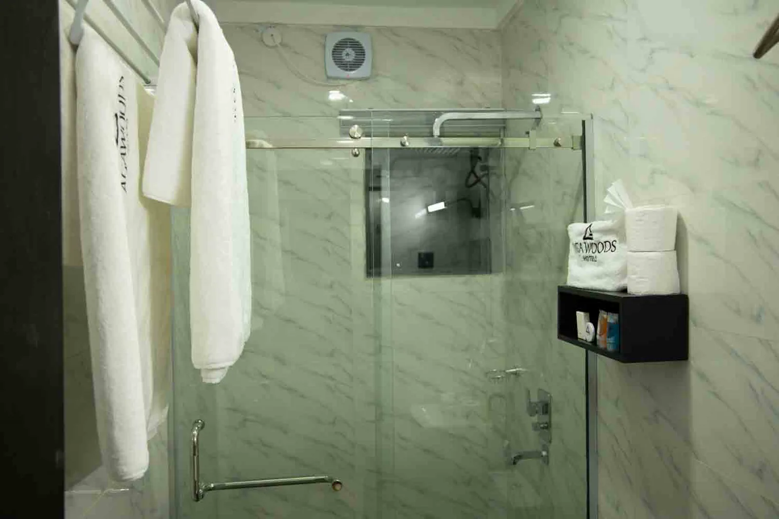 Standard Room bath